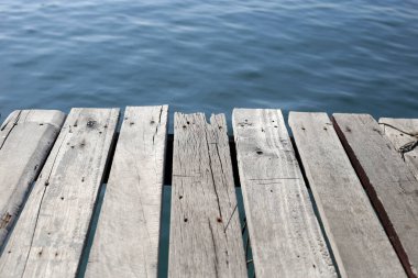 Mavi denizli ahşap kaldırım