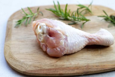 Çiğ tavuk bacağı, pişirmek için et.