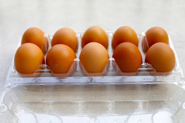 Çiğ tavuk yumurtası, besleyici gıda konsepti.