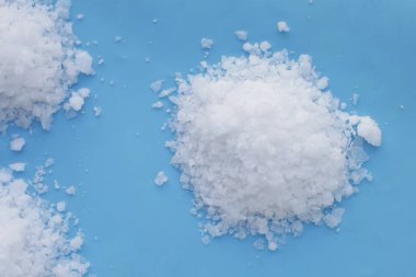Sodyum Hidroksit veya NaOH, yakıcı soda.