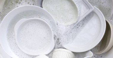 Bulaşık yıkama, kirli bulaşıklar mutfak lavabosunda..