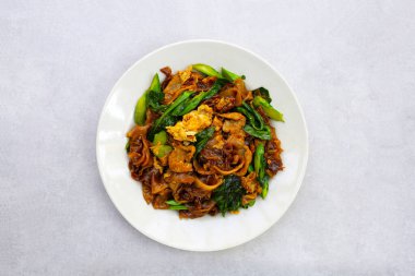 Soya soslu pilavlı erişte ve domuz eti.