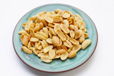 beyaz zemin üzerine fıstık.