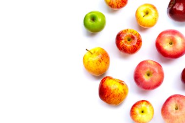 Beyaz arkaplandaki taze elmaların çeşitliliği.