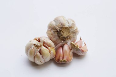 Beyaz arka planda sarımsak.