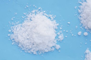 Sodyum Hidroksit veya NaOH, yakıcı soda.