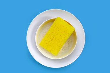 Temizlik sponguyla tabak çanak. Bulaşık yıkama kavramı