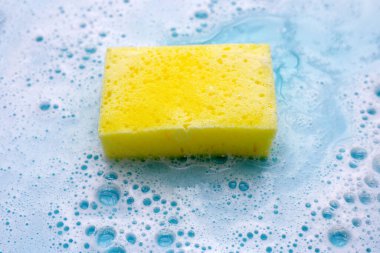 Bulaşık deterjanı köpüklü temizlik süngeri. Bulaşık yıkama kavramı