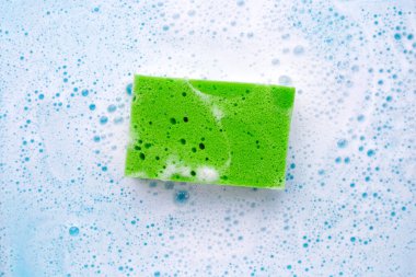 Bulaşık deterjanı köpüklü temizlik süngeri. Bulaşık yıkama kavramı