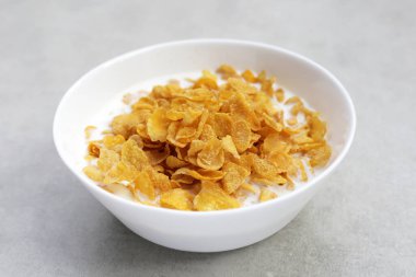 Sabah kahvaltısı için mısır gevreği