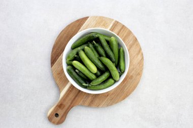 Beyaz arka planda mini salatalıklar.