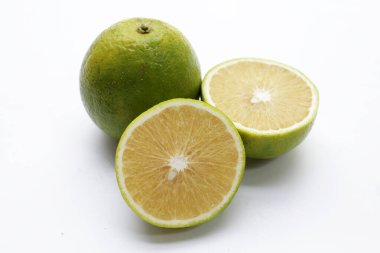 Citrus sinensis, beyaz arka planda tatlı portakal meyvesi.