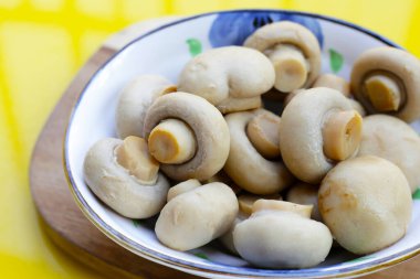 Salamura mantar. Konserve şampiyon mantarları.