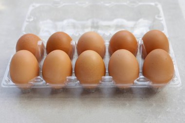 Çiğ tavuk yumurtası, besleyici gıda konsepti.