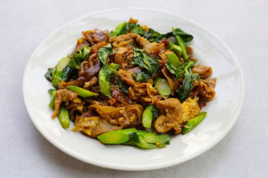 Soya soslu pilavlı erişte ve domuz eti.