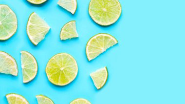 Mavi arkaplanda taze limon dilimleri.