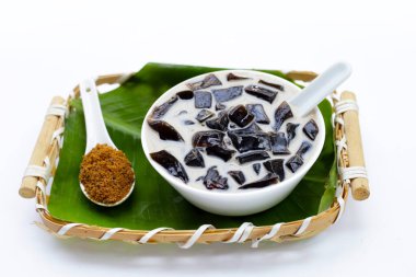 Kahverengi şekerli, sütlü otlu jöle, bitkisel tatlı. Mesona çingenesi.