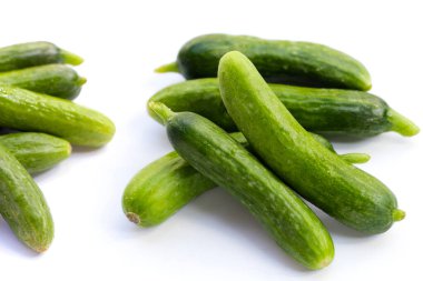 Beyaz arka planda mini salatalıklar.