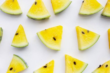 Beyaz zemin üzerine sarı karpuz dilimleri.