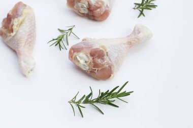 Çiğ tavuk bacağı, pişirmek için et.