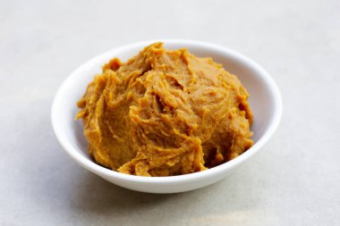 Beyaz arkaplanda Japon miso yapıştırıcısı.