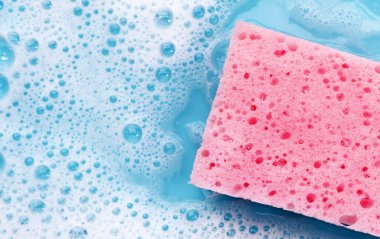 Bulaşık deterjanı köpüklü temizlik süngeri. Bulaşık yıkama kavramı