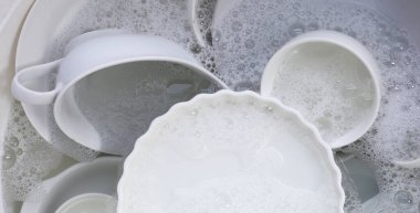 Bulaşık yıkama, kirli bulaşıklar mutfak lavabosunda..