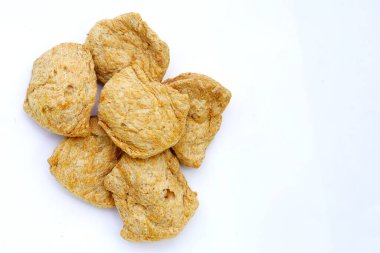 Beyaz zemin üzerinde desenli soya proteini.