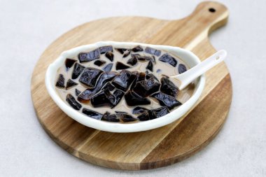 Kahverengi şekerli, sütlü otlu jöle, bitkisel tatlı. Mesona çingenesi.