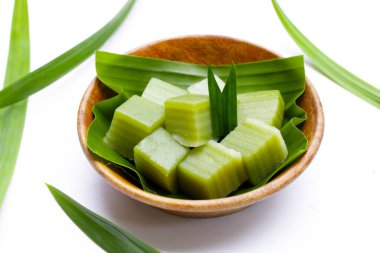 Buharda pişmiş pandan pastası. Tayland Tatlıları.