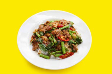 Baharatlı kızarmış domuz eti ve kırmızı köri ezmeli fasulye. Tayland yemeği.