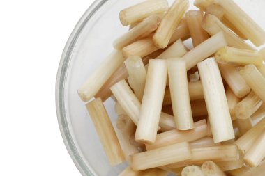 Beyaz arkaplanda taze nilüfer kökü.