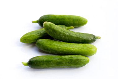 Beyaz arka planda mini salatalıklar.