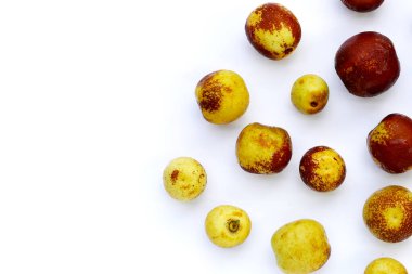 Beyaz arka plan üzerinde taze hünnap meyve