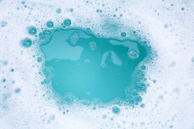 Deterjan köpüklü su. Mavi arkaplan, sabun suyu