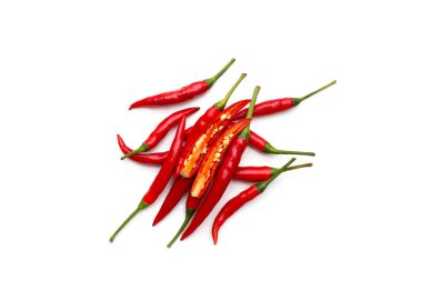 Beyaz arkaplanda kırmızı biber