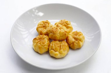 Beyaz tabakta kremalı puf