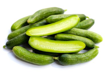 Beyaz arka planda mini salatalıklar.