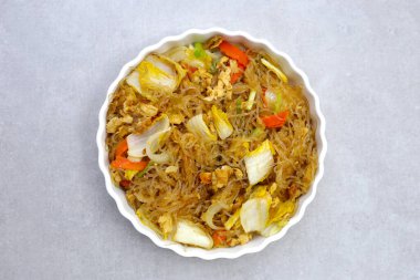 Yumurtalı kızarmış cam erişte.