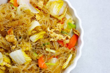 Yumurtalı kızarmış cam erişte.