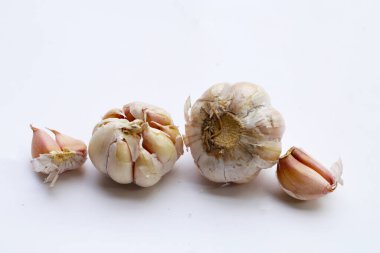 Beyaz arka planda sarımsak.