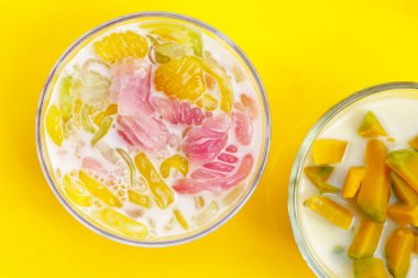 Hindistan cevizi sütlü Tayland tatlısı.