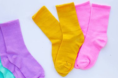 Beyaz arkaplanda renkli çoraplar.