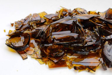 Beyaz arka planda kırık kahverengi şişe.