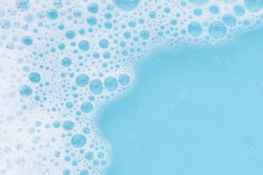 Deterjan köpüklü su. Mavi arkaplan, sabun suyu