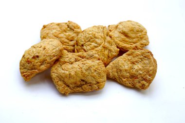 Beyaz zemin üzerinde desenli soya proteini.