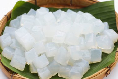 Şuruplu mini küp hindistan cevizi jölesi, Tayland tatlısı.