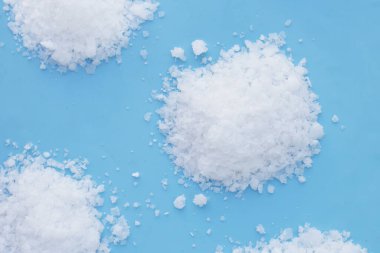 Sodyum Hidroksit veya NaOH, yakıcı soda.