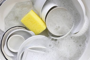 Bulaşık deterjanı köpüklü kirli bulaşıklar. Bulaşık yıkama kavramı