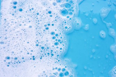 Deterjan köpüklü su. Mavi arkaplan, sabun suyu